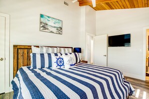 Iron/ironing board, free WiFi, bed sheets - Pristine Waterfront Charmer - Outdoor Living & Dining, Dock, AC - Snowbirds OK (Big Pine Key)