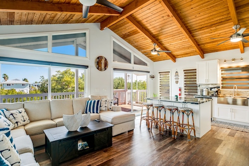 Pristine Waterfront Charmer - Outdoor Living & Dining, Dock, AC - Snowbirds OK