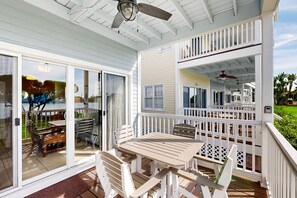Outdoor dining - Restful waterfront townhome with deck, great water views & washer/dryer (Duck Key)
