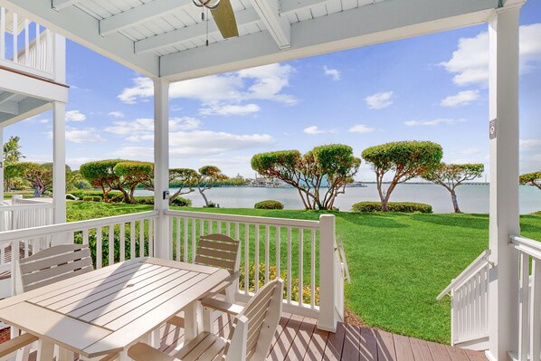 Outdoor dining - Restful waterfront townhome with deck, great water views & washer/dryer (Duck Key)