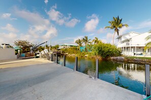 Property grounds - Ocean-view snowbird retreat with private pool, rooftop, lanais, kayak & bikes (Cudjoe Key)