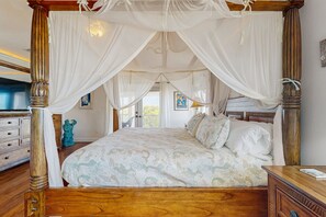 Iron/ironing board, travel cot, free WiFi, bed sheets - Ocean-view snowbird retreat with private pool, rooftop, lanais, kayak & bikes (Cudjoe Key)