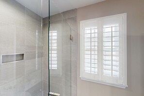 Shower, hair dryer, towels - Waterfront escape with stunning views, private balconies, near attractions (Duck Key)