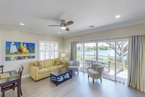 TV - Waterfront escape with stunning views, private balconies, near attractions (Duck Key)