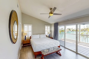 Iron/ironing board, free WiFi, bed sheets - Waterfront escape with stunning views, private balconies, near attractions (Duck Key)
