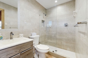 Ein modernes Badezimmer mit Dusche, Toilette und Waschbecken.