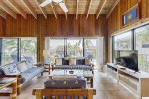 TV - Charming canal-front home with 37-ft dock, kayaks, grill, patio & club access (Key Colony Beach)