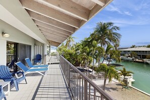 Terrace/patio - Charming canal-front home with 37-ft dock, kayaks, grill, patio & club access (Key Colony Beach)