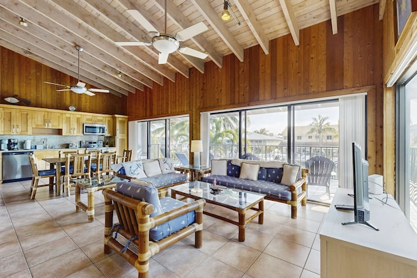 TV - Charming canal-front home with 37-ft dock, kayaks, grill, patio & club access (Key Colony Beach)
