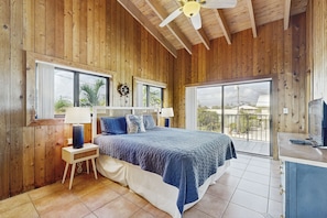 Iron/ironing board, free WiFi, bed sheets - Charming canal-front home with 37-ft dock, kayaks, grill, patio & club access (Key Colony Beach)
