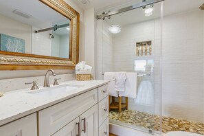Dusche, Haartrockner, Handtücher