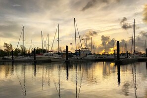 Eine Marina mit vertäuten Booten, ruhigem Wasser und einem Sonnenuntergangshimmel.