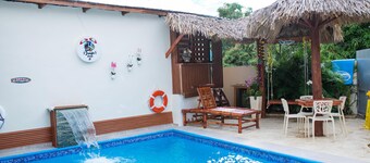 The Jungle: Private Tropical Villa : Pool & 6BR