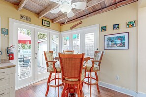 Dining - Charming cottage with private hot tub - one block to Duvall Street (Key West)