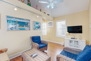 TV, DVD player - Charming cottage with private hot tub - one block to Duvall Street (Key West)