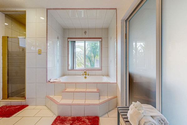Shower, hair dryer, towels - Canal-front, family-friendly home w/ soaking tub, dock access & water view (Key Largo)