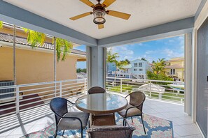 Outdoor dining - Canal-front, family-friendly home w/ soaking tub, dock access & water view (Key Largo)