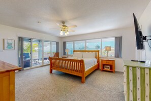 Desk, iron/ironing board, travel cot, free WiFi - Canal-front, family-friendly home w/ soaking tub, dock access & water view (Key Largo)