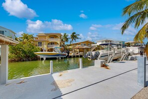 Marina - Canal-front, family-friendly home w/ soaking tub, dock access & water view (Key Largo)