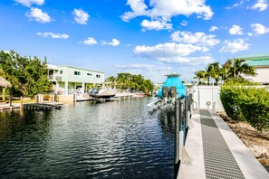Marina - Waterfront home with amazing views, boat dock, screened porch & water sport gear (Key Largo)
