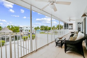 Terrace/patio - Waterfront home with amazing views, boat dock, screened porch & water sport gear (Key Largo)