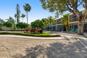 Property grounds - Tropical condo with 2 pools, private beach area, swimming lagoon, tennis & AC (Key Largo)