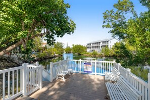 Property grounds - Tropical condo with 2 pools, private beach area, swimming lagoon, tennis & AC (Key Largo)