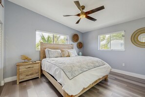Free WiFi, bed sheets - Waterfront getaway w/ stunning view, dockage, private pool, ping-pong, gas grill (Key Largo)