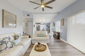 Smart TV, ping pong - Waterfront getaway w/ stunning view, dockage, private pool, ping-pong, gas grill (Key Largo)