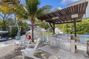 Terrace/patio - Waterfront getaway w/ stunning view, dockage, private pool, ping-pong, gas grill (Key Largo)