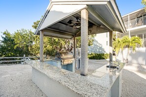 Terrace/patio - Beach townhouse with shared pool, tennis & marina - AC, WiFi & snowbird-friendly (Key Largo)