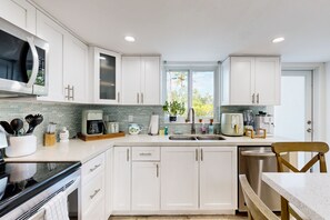 Fridge, microwave, oven, stovetop - Beach townhouse with shared pool, tennis & marina - AC, WiFi & snowbird-friendly (Key Largo)