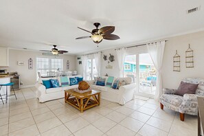 Smart TV, ping pong, books - Waterfront home w/ easy open-water access, bikes, ping pong & paddle boards (Key Largo)