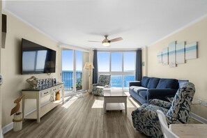 Smart TV - 10% off weekly stays Sat to Sat thru Aug. OF Penthouse 3BR 2BA. Enclosed pool. (North Myrtle Beach)