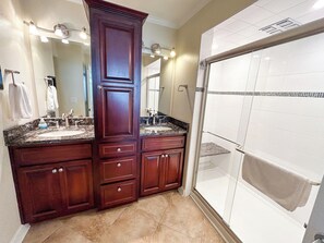 Shower, towels - 10% off weekly stays Sat to Sat thru Aug. OF Penthouse 3BR 2BA. Enclosed pool. (North Myrtle Beach)