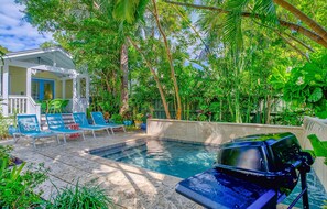 A heated pool - Charming dog-friendly home with guest cottage & private pool - great location (Key West)