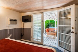 Iron/ironing board, Internet, bed sheets - Spacious Key West Conch Cottage with WiFi & Private Hot Tub - Dogs OK (Key West)