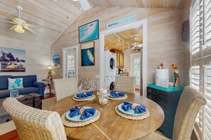 Interior - Pool, Pet-friendly, Bicycles and 5 min walk to Beach (Key West)