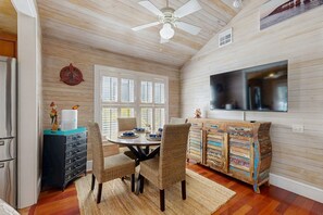 Dining - Pool, Pet-friendly, Bicycles and 5 min walk to Beach (Key West)
