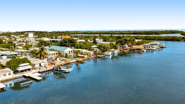 Un pueblo costero con casas y muelles a lo largo de una bahía tranquila.