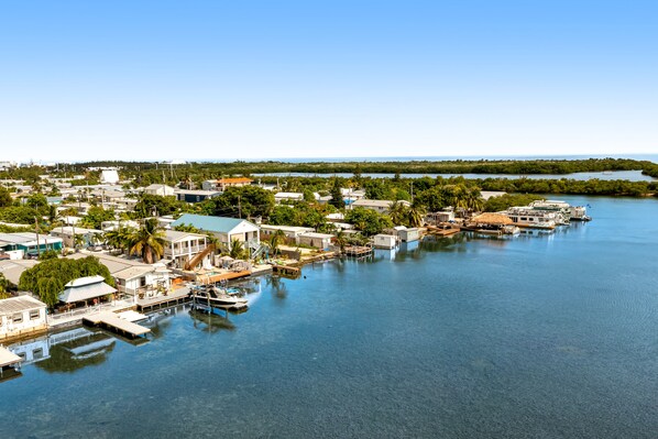 Marina - Bayfront bungalow with private dock, kayaks, SUPs, tiki hut & pool access (Key West)