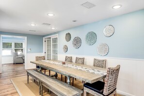 Dining - Bayfront bungalow with private dock, kayaks, SUPs, tiki hut & pool access (Key West)