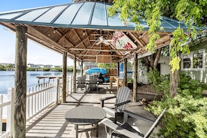 Outdoor dining - Bayfront bungalow with private dock, kayaks, SUPs, tiki hut & pool access (Key West)