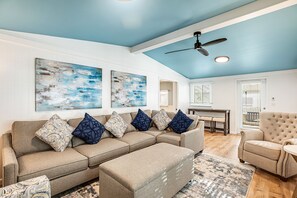 TV - Bayfront bungalow with private dock, kayaks, SUPs, tiki hut & pool access (Key West)