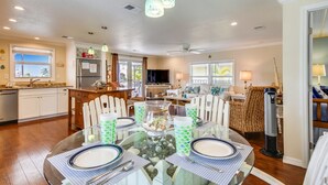 Una cocina moderna con comedor listo para una comida.