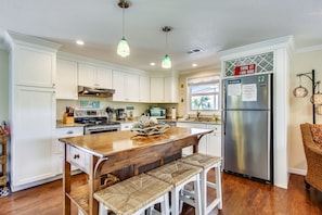 Fridge, microwave, oven, stovetop - Dog-friendly home on a wide canal w/ WiFi & amazing water views (Tavernier)