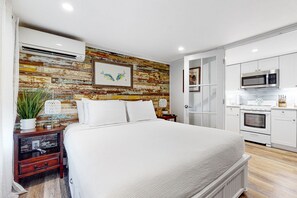 Free WiFi, bed sheets - Charming, updated home near Duval St. with enclosed patio & walkable location (Key West)