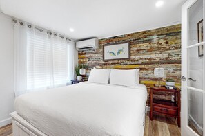 Free WiFi, bed sheets - Charming, updated home near Duval St. with enclosed patio & walkable location (Key West)