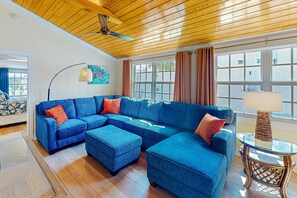 TV - Dog-friendly condo near beach with pool, grill, outdoor shower, W/D, AC (Key West)