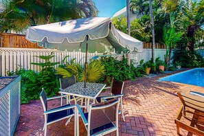 Outdoor dining - Dog-friendly condo near beach with pool, grill, outdoor shower, W/D, AC (Key West)